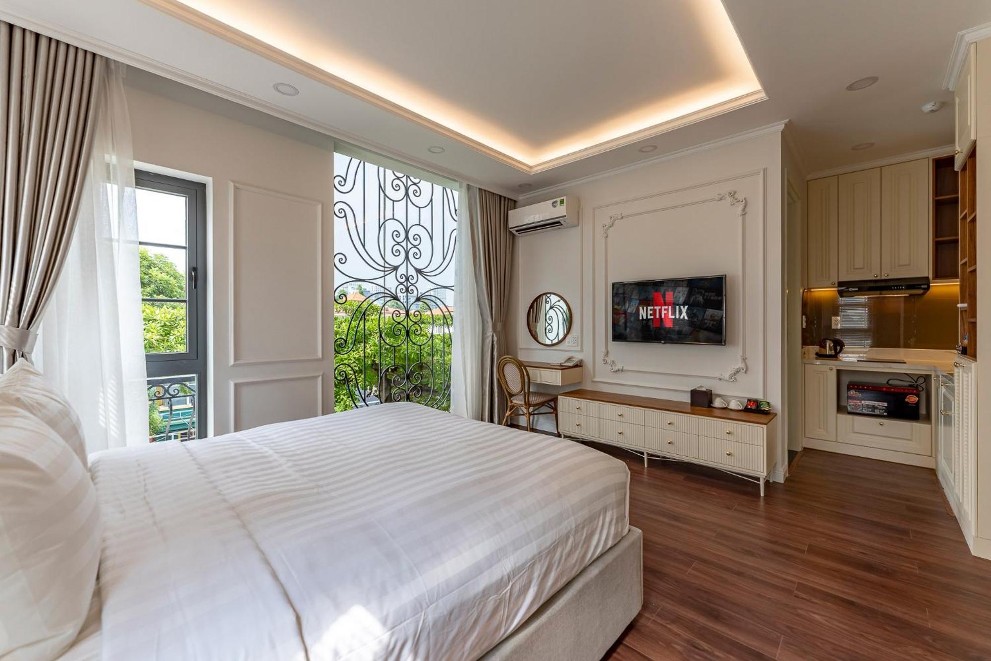 Khách sạn hẻo lánh Golden Sun &