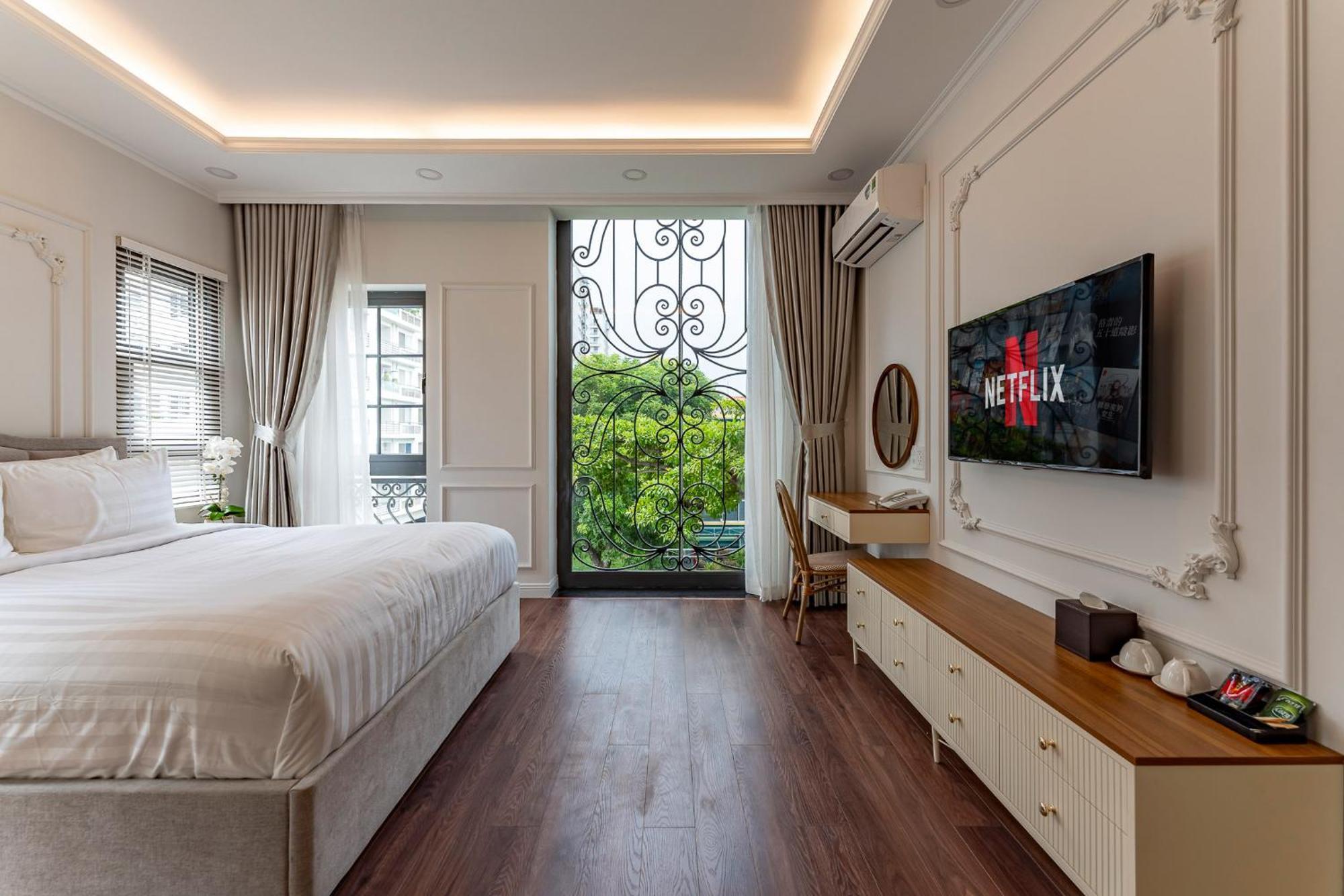 Khách sạn hẻo lánh Golden Sun & *