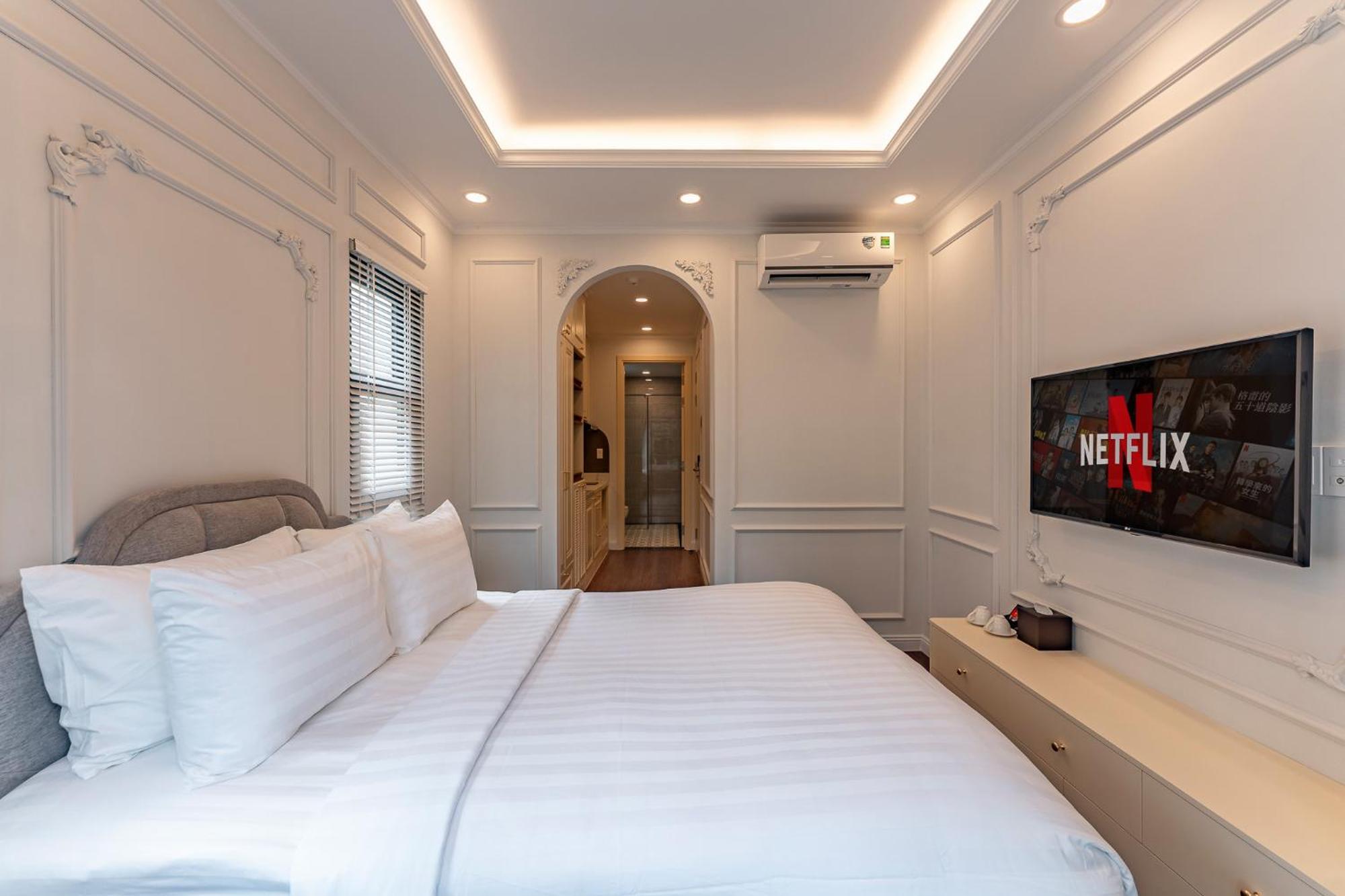 Khách sạn hẻo lánh Golden Sun & *